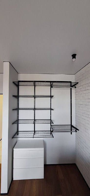 Чёрная гардеробная в спальне с выдвижными корзинами, ~1,8×2,4 м, фото 3