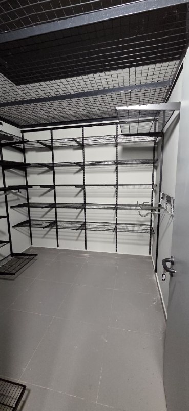 Чёрная П-образная гардеробная, ~2,4×2 м, фото 1