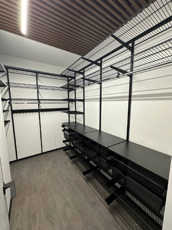 Чёрная П-образная гардеробная с брючницей, ~2,7×2 м, фото 1