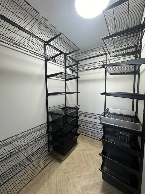 Чёрная П-образная гардеробная с брючницей, ~2,7×2 м, фото 1