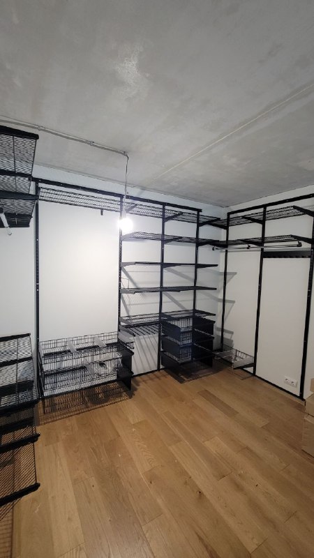 Чёрная П-образная гардеробная с брючницей, ~3×2,5 м, фото 1