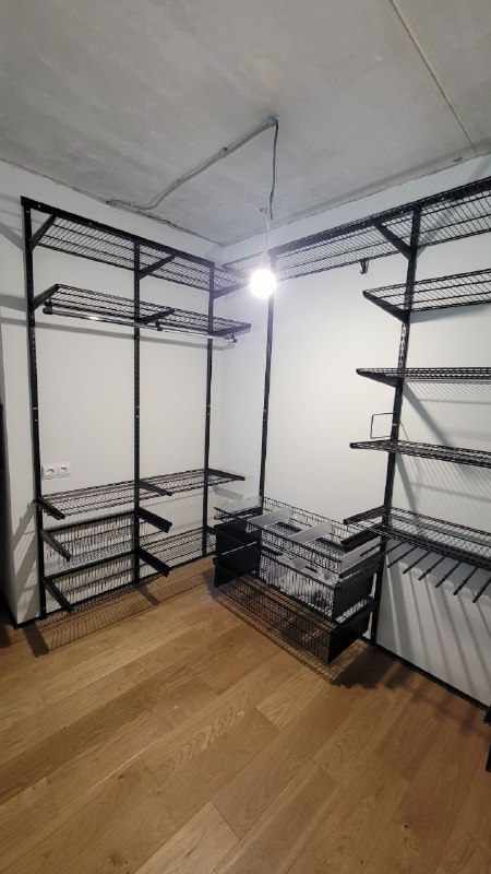 Чёрная П-образная гардеробная с брючницей, ~3×2,5 м, фото 2