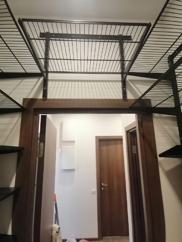 Чёрная П-образная гардеробная с брючницей, ~1,5×2 м, фото 1
