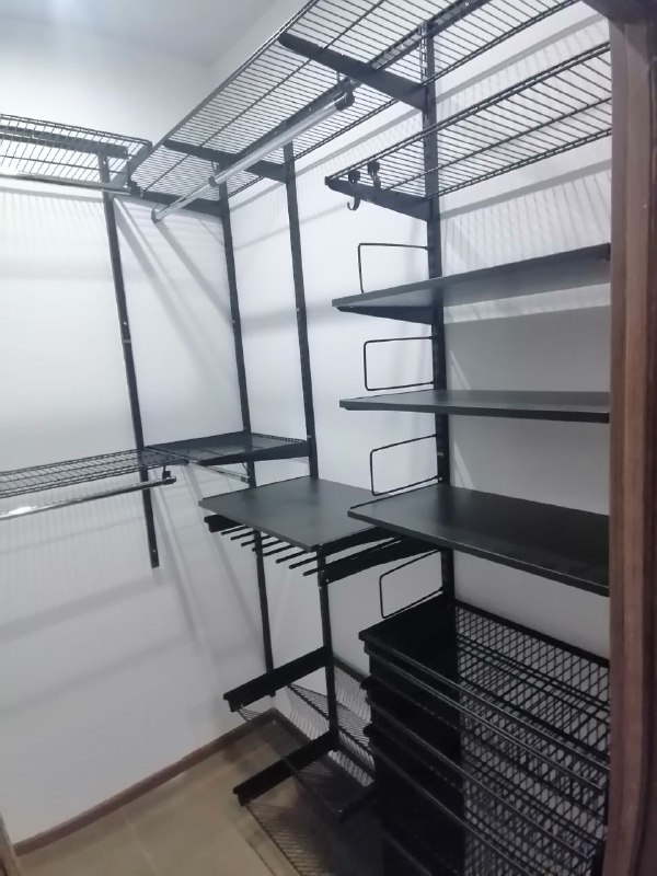 Чёрная П-образная гардеробная с брючницей, ~1,5×2 м, фото 2