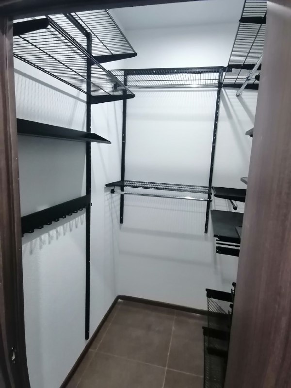 Чёрная П-образная гардеробная с брючницей, ~1,5×2 м, фото 3