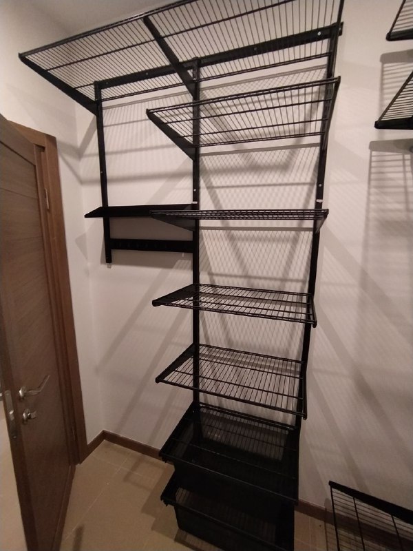 Чёрная П-образная гардеробная с брючницей, ~1,9×2 м, фото 1