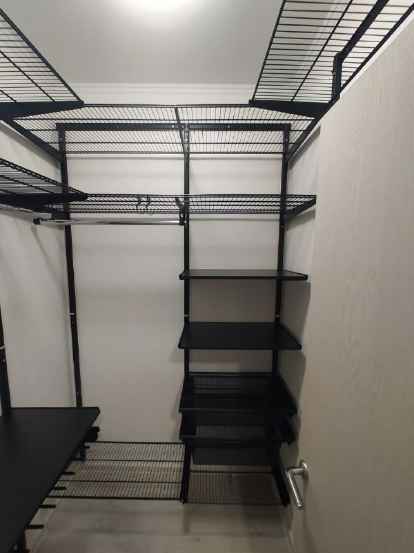 Чёрная П-образная гардеробная с брючницей, ~1,3×1,8 м, фото 3