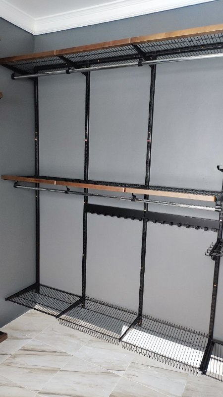 Чёрная П-образная гардеробная с деревом и брючницей, ~1,9×2,7 м, фото 3