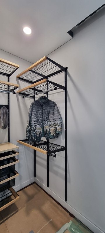 Чёрная П-образная гардеробная с деревом и брючницей, ~1,3×2 м, фото 3