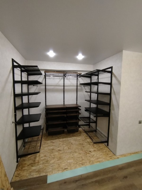 Чёрная П-образная гардеробная с деревом и полками для обуви, ~2,1×2 м, фото 1