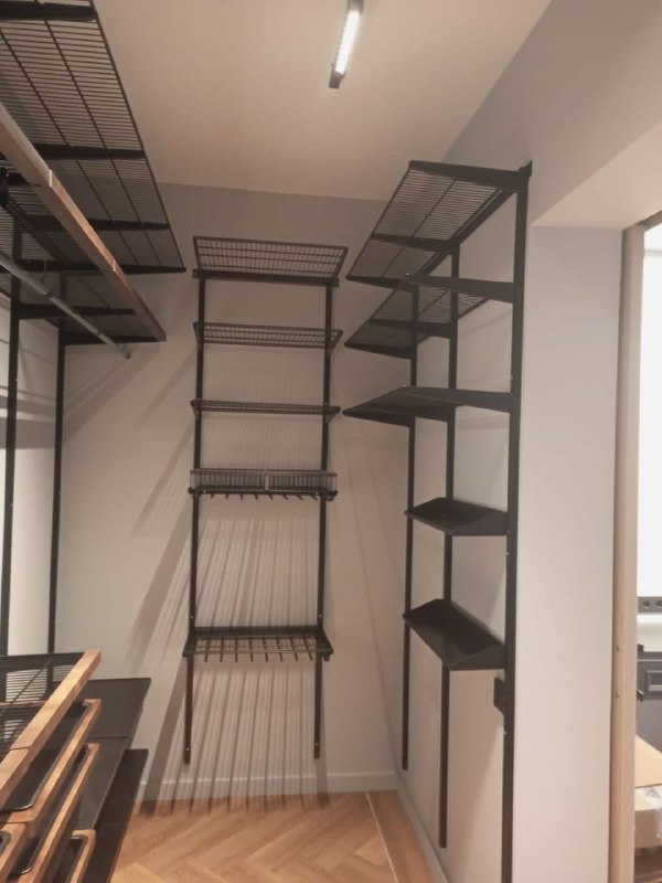 Чёрная П-образная гардеробная с деревом и выдвижными корзинами, фото 1