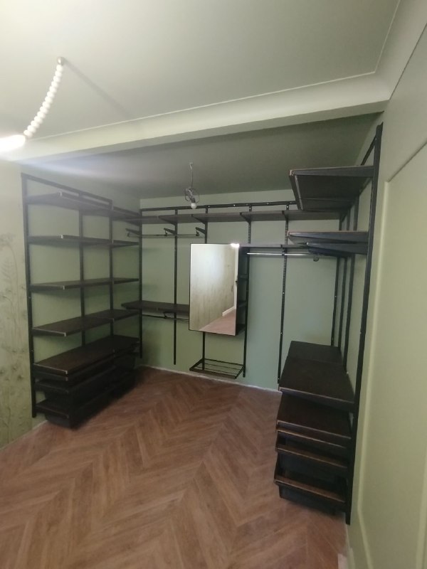 Чёрная П-образная гардеробная с деревом и зеркалом, фото 1