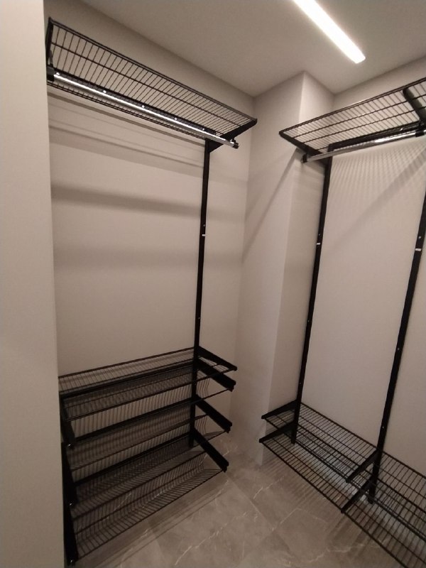 Чёрная П-образная гардеробная с подсветкой, ~1,8×2,5 м, фото 1