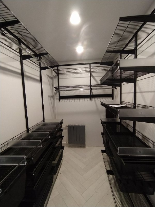 Чёрная П-образная гардеробная с полками для обуви, ~2,8×2,2 м, фото 1