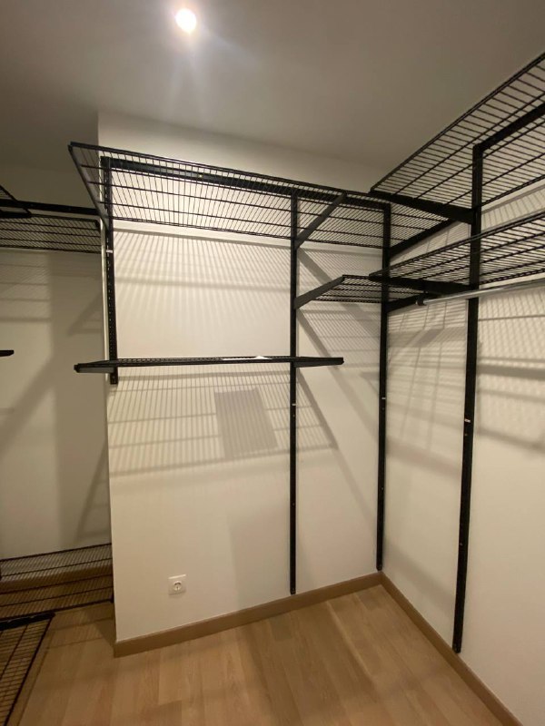 Чёрная П-образная гардеробная с выдвижными корзинами, ~2,4×3 м, фото 3