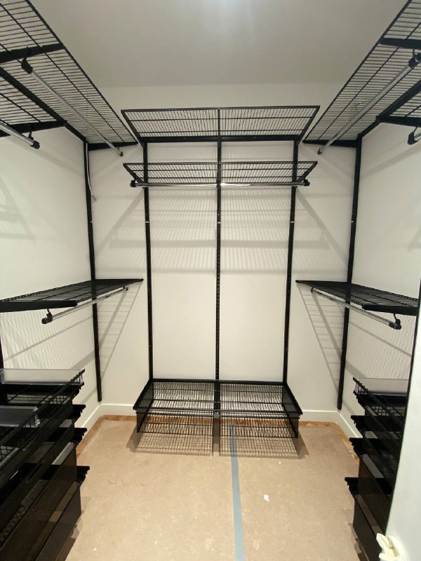Чёрная П-образная гардеробная с выдвижными корзинами, ~2,4×2 м, фото 1