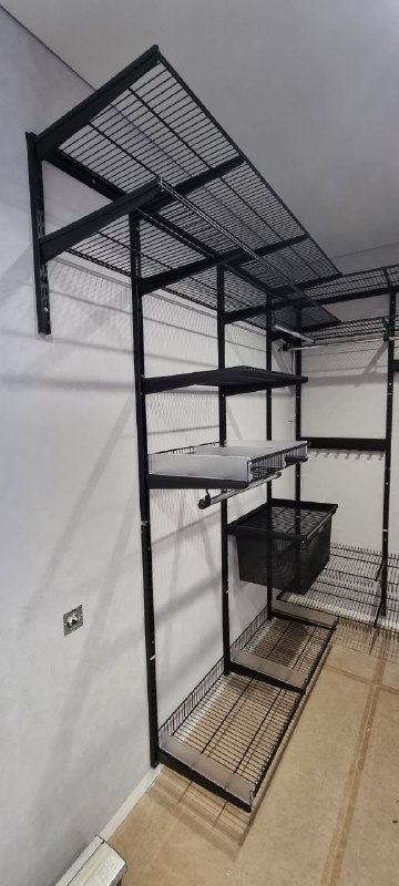 Чёрная П-образная гардеробная с выдвижными корзинами, ~2×2,6 м, фото 3