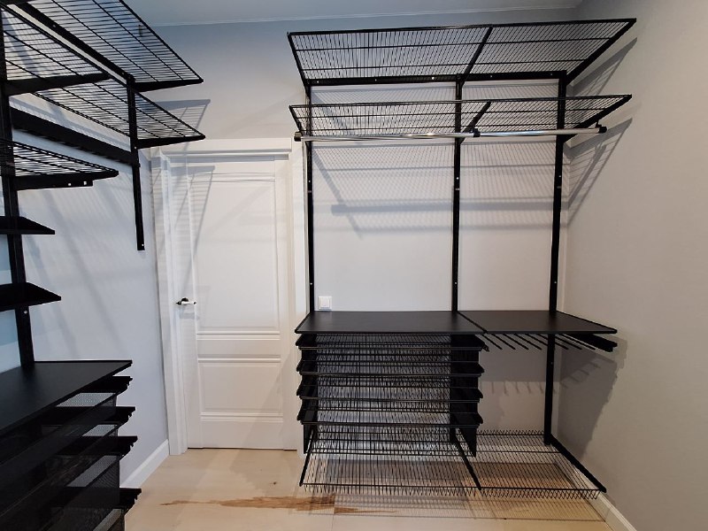 Чёрная П-образная гардеробная с выдвижными корзинами, ~3×2,5 м, фото 4