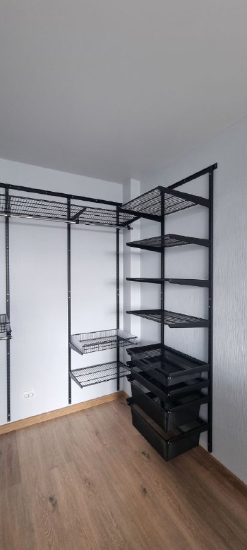 Чёрная П-образная гардеробная с выдвижными корзинами, ~2,7×2 м, фото 1
