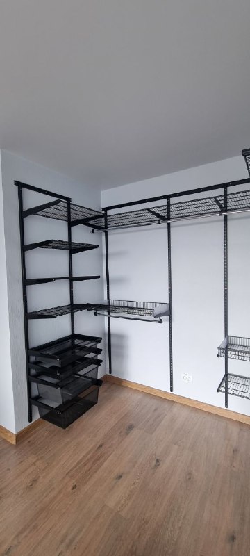 Чёрная П-образная гардеробная с выдвижными корзинами, ~2,7×2 м, фото 2