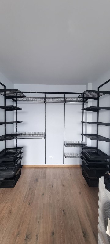 Чёрная П-образная гардеробная с выдвижными корзинами, ~2,7×2 м, фото 3