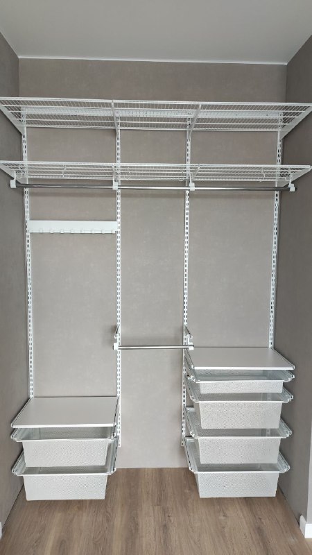 Чёрная П-образная гардеробная с выдвижными корзинами, ~2,1×1,5 м, фото 1