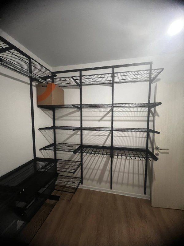 Чёрная П-образная гардеробная с выдвижными корзинами, фото 3