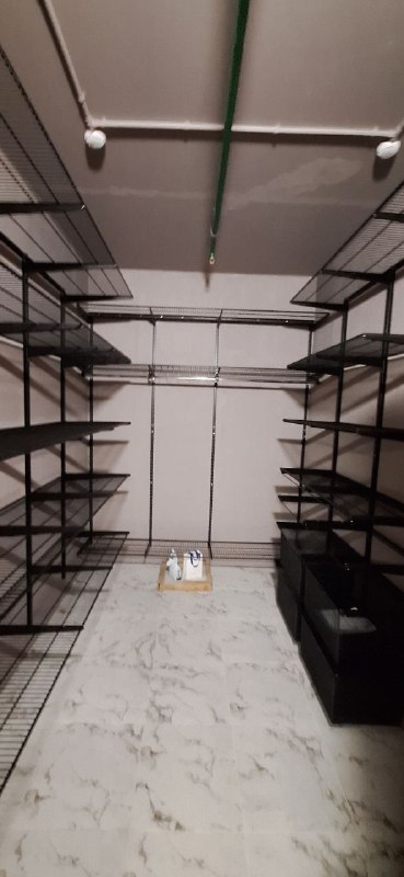 Чёрная П-образная гардеробная с выдвижными корзинами, ~2,1×3 м, фото 3