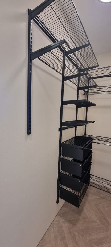 Чёрная П-образная гардеробная с выдвижными корзинами, фото 2