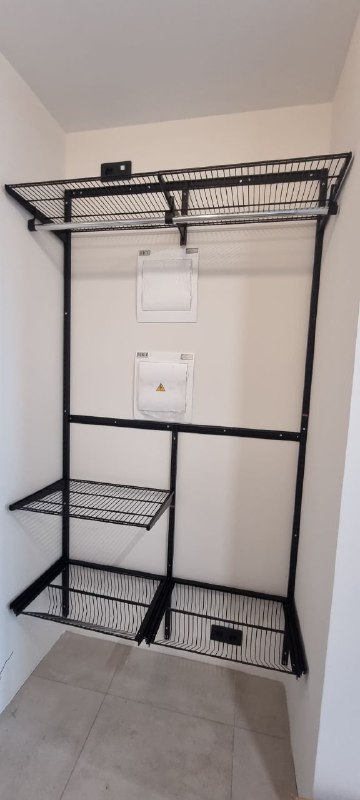 Чёрная П-образная гардеробная с выдвижными корзинами, фото 4