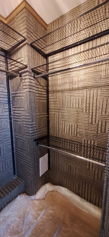 Чёрная П-образная гардеробная с выдвижными корзинами, ~1,8×2 м, фото 1