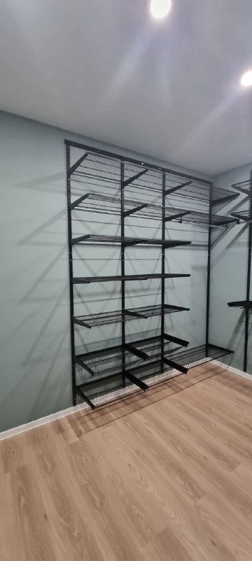 Чёрная П-образная гардеробная с выдвижными корзинами, ~1,8×2,7 м, фото 1