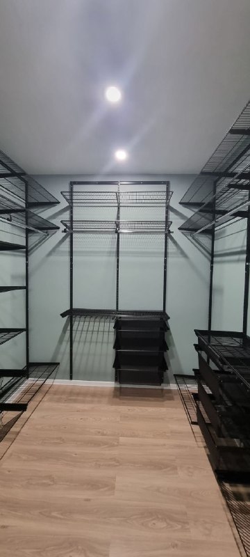 Чёрная П-образная гардеробная с выдвижными корзинами, ~1,8×2,7 м, фото 2
