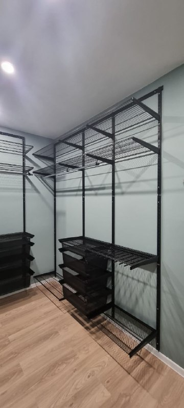 Чёрная П-образная гардеробная с выдвижными корзинами, ~1,8×2,7 м, фото 3