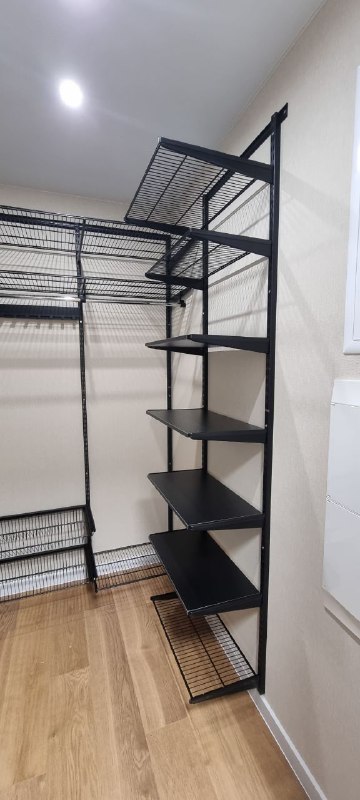 Чёрная П-образная гардеробная с выдвижными корзинами, ~1,5×2 м, фото 1