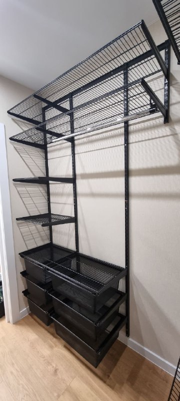 Чёрная П-образная гардеробная с выдвижными корзинами, ~1,5×2 м, фото 3
