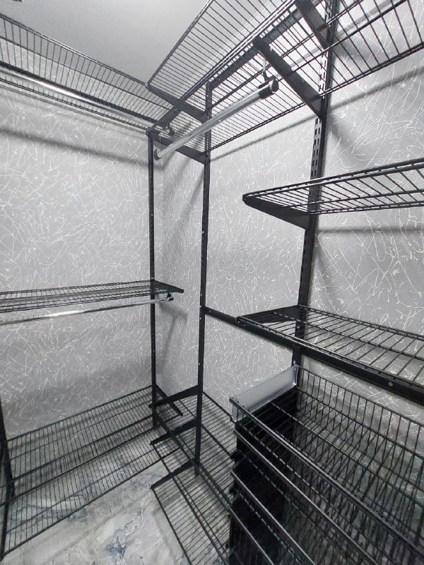 Чёрная П-образная гардеробная с выдвижными корзинами, ~1×1,7 м, фото 4