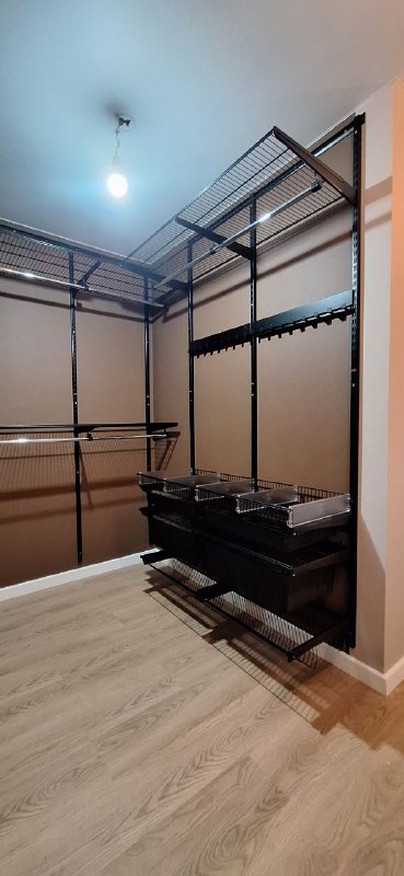 Чёрная П-образная гардеробная с выдвижными корзинами, ~2,1×2,6 м, фото 1