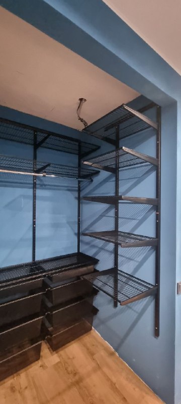 Чёрная П-образная гардеробная с выдвижными корзинами, ~1,4×1,5 м, фото 1