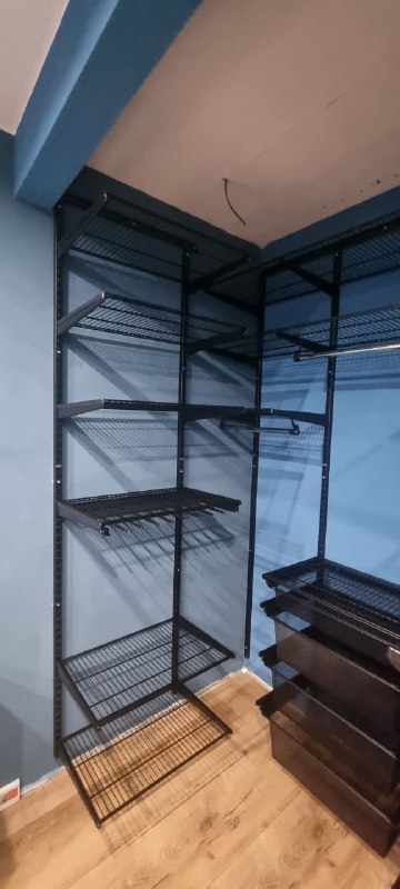 Чёрная П-образная гардеробная с выдвижными корзинами, ~1,4×1,5 м, фото 3