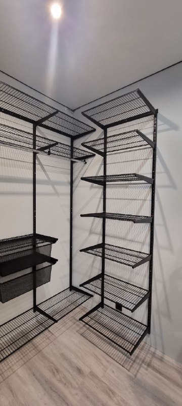 Чёрная П-образная гардеробная с выдвижными корзинами, ~1,5×1,8 м, фото 2