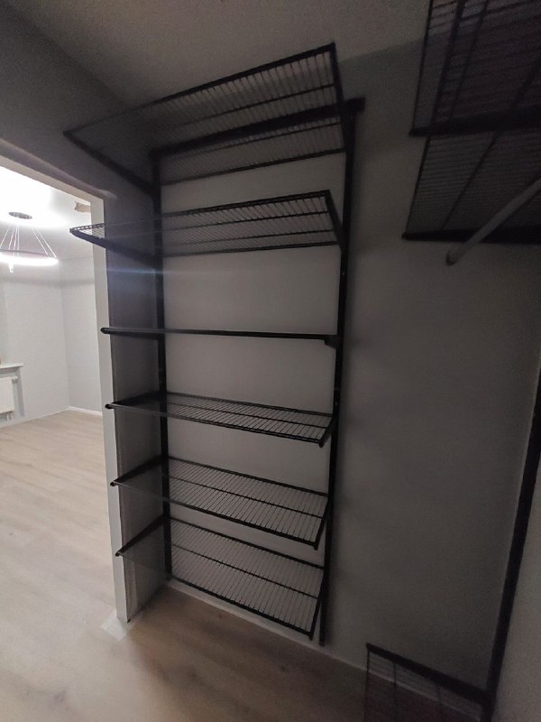 Чёрная П-образная гардеробная с выдвижными корзинами, ~1,4×1,8 м, фото 3
