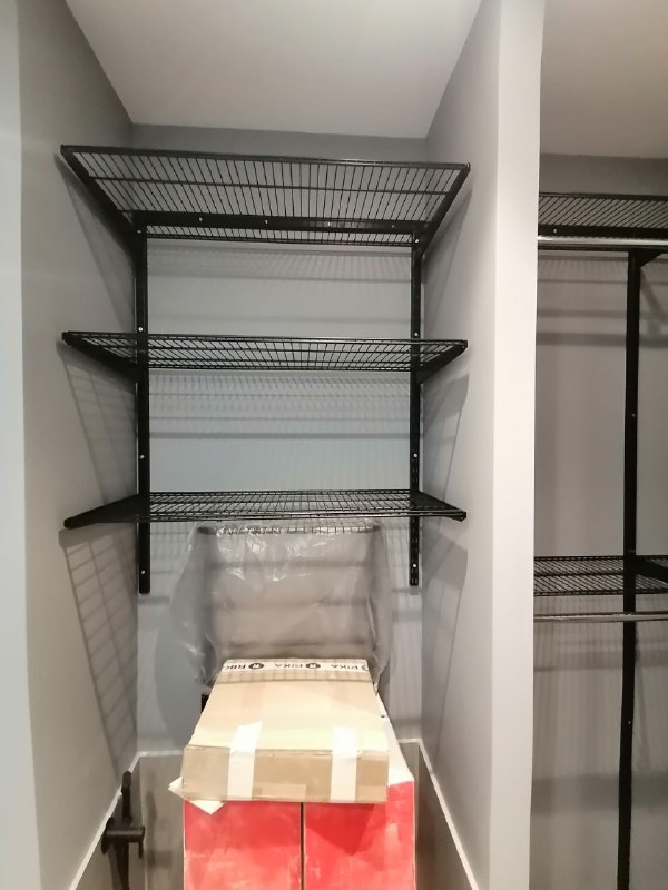 Чёрная П-образная гардеробная с выдвижными корзинами, ~2,4×2,1 м, фото 1