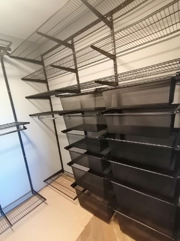 Чёрная П-образная гардеробная с выдвижными корзинами, ~2,4×2,1 м, фото 6