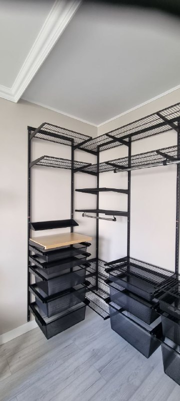 Чёрная П-образная гардеробная с выдвижными корзинами, ~2,5×2 м, фото 1
