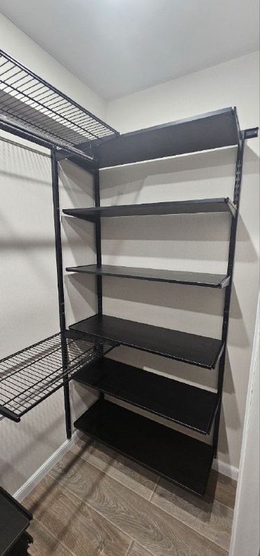 Чёрная П-образная гардеробная с выдвижными корзинами, ~2,4×1,8 м, фото 1