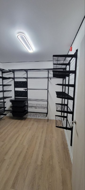 Чёрная П-образная гардеробная с выдвижными корзинами, ~2,4×3,1 м, фото 1