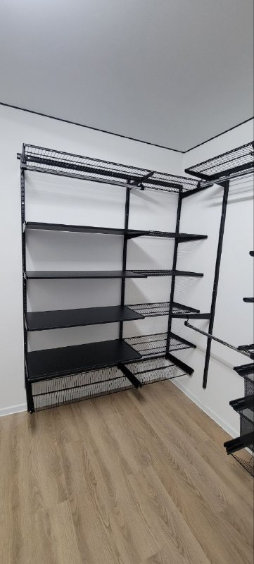 Чёрная П-образная гардеробная с выдвижными корзинами, ~2,4×3,1 м, фото 3