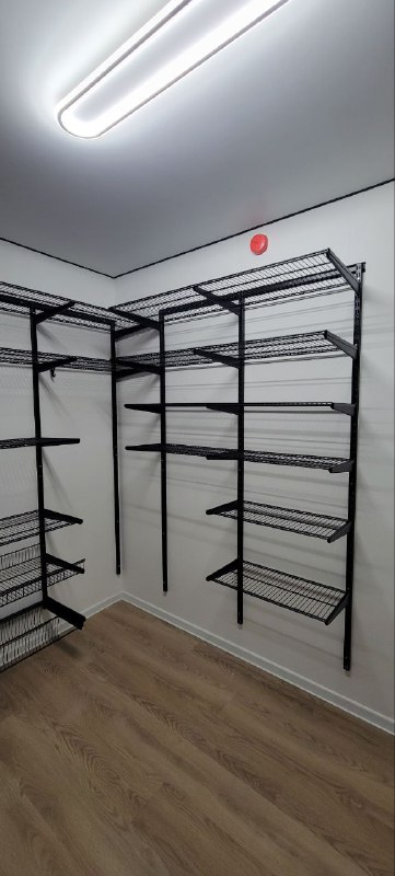 Чёрная П-образная гардеробная с выдвижными корзинами, ~2,4×3,1 м, фото 4