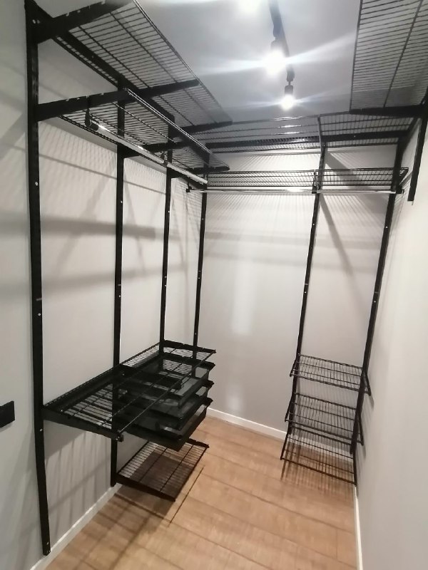 Чёрная П-образная гардеробная с выдвижными корзинами, ~1,6×2 м, фото 1